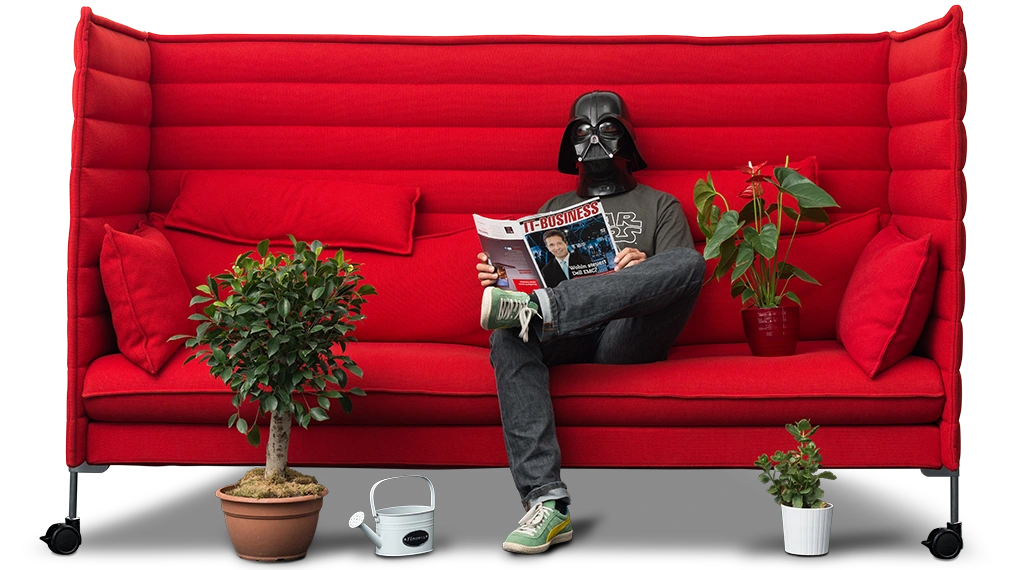 Darth Vader auf dem roten Sofa